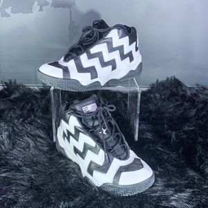 Converse chevron high top sneakier HARDLY WORN